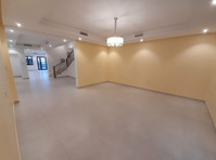 6 Master Bedrooms Private Triplex Villa in Sabah Al Ahmad - Huse
