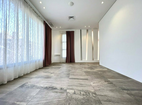 Al Masayel – modern, six bedroom villa w/basement - Rumah