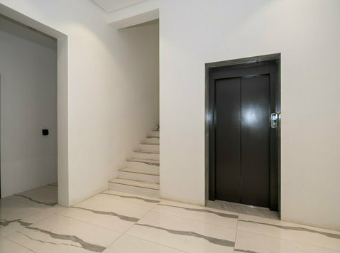Al Masayel – modern, six bedroom villa w/basement - Hus