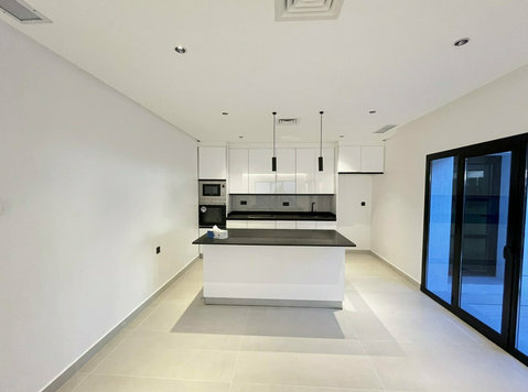 Bayan – great, contemporary six bedroom villa vw/pool - Casas