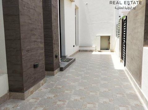 New Villa 4Rent in Al-Sideeq with Big roof , Yard & Balconie - Nhà