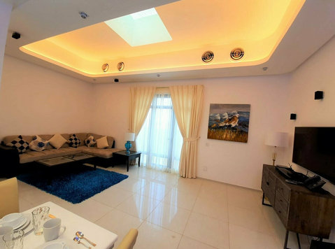 Lovely and Modern 2-bedroom Apartment - Casas