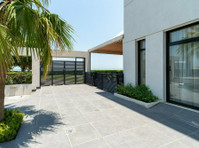 Mahboola - beachfront 5 master bedrooms villa w/pool - Hus