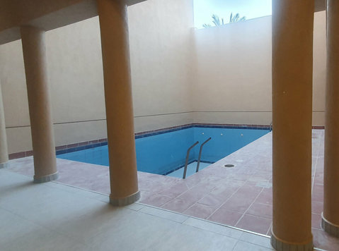 Modern 4 Bedroom Villa in Sadeeq - בתים