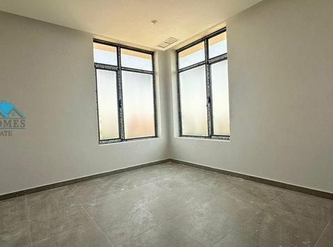 Modern 4 Br floor in Bayan - Houses