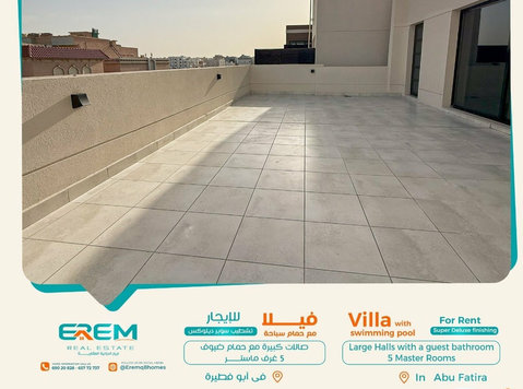 Villa  with a swimming pool, yard, elevator & large roof - Maisons