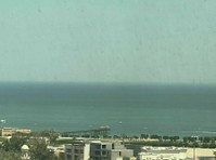 An office for rent in Salmiya, with a wonderful sea view - Bureaux