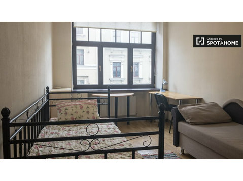 Jasny pokój w czteropokojowym apartamencie w dzielnicy… - Do wynajęcia