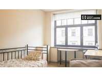 Quarto luminoso em apartamento de 4 quartos em Centrs, Riga - Aluguel