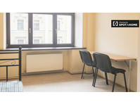Quarto luminoso em apartamento de 4 quartos em Centrs, Riga - Aluguel