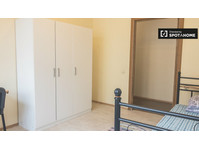 Bright room in 4-bedroom apartment in Centrs, Riga - Te Huur