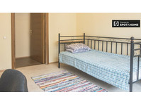Bright room in 4-bedroom apartment in Centrs, Riga - Annan üürile