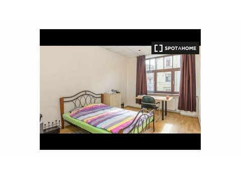 Lovely bedroom in a 4-bedroom apartment - For Rent