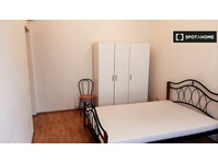 Lovely bedroom in a 4-bedroom apartment - K pronájmu