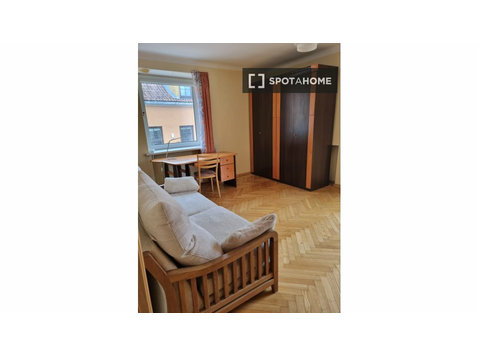 Chambre à louer dans un appartement de 3 chambres à Kaunas - À louer