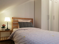 Cosy single bedroom (d) – modern duplex | Kirchberg - Kimppakämpät