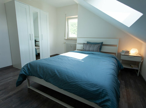 Furnished double bedroom (d) – modern duplex | Kirchberg - Kimppakämpät