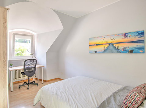 Furnished double bedroom with office (f) – Cosy house | Pfaf - Συγκατοίκηση