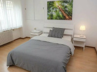 Spacious double bedroom (A) | Limpersberg - Collocation