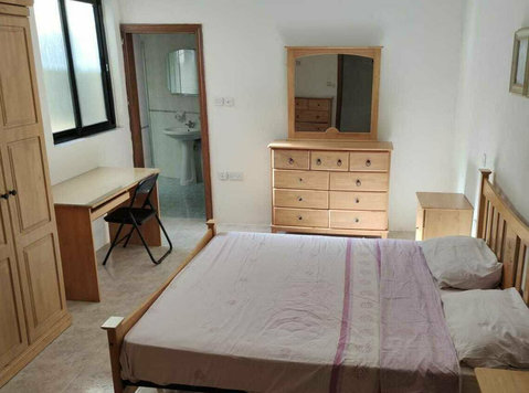 Double bedroom, private bathroom University & Hospital area - Collocation