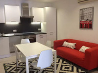 5 mins walk from University - Available from September - Комнаты