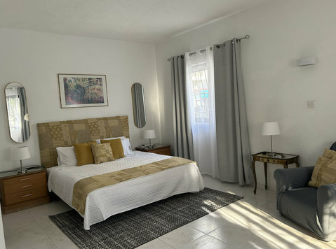 Room w/en suite, bills & use of outdoor pool -€595|month - Flatshare