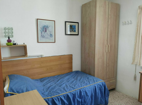 double bedroom at St Paul Bay (6a) - Общо жилище