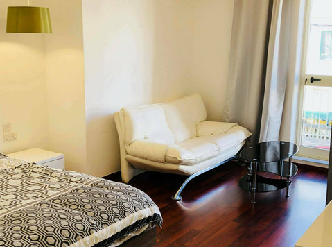 Large bedroom with private balcony in a share flat - Lejligheder
