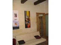 Msida: 1 double bedroom apartment, own house entrance - Pisos