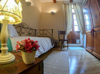Cosy Room in a Charming Well-Maintained House - Casas
