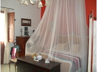 Beautiful Rooms To Let In House Of Character - Casas