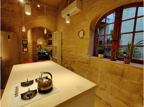 House of Character 3 Bedroom Mosta Malta - Куќи
