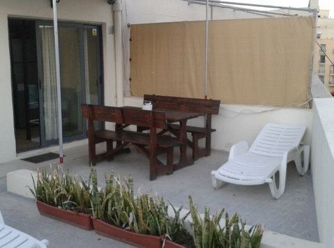 Office in Spinola Bay st Julian's with large private terrace - Ofisi/komercplatība