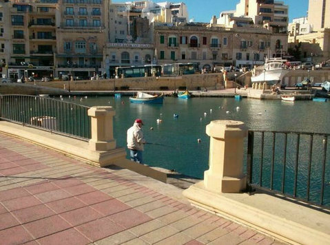 Office in Spinola Bay st Julian's with large private terrace - دفتر کار/بازرگانی
