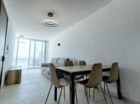 Stunning Furnished Penthouse with Sea Views in St. Paul's Ba - 아파트