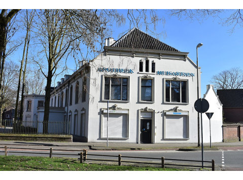 Korvelplein, Tilburg - Станови