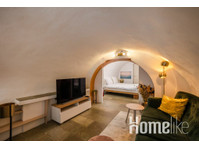 Lovely wharf cellar serviced apartment in a unique spot on… - Апартаменти