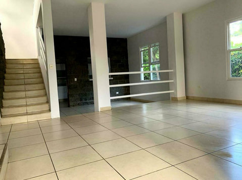 Renta Casa Villa Fontana: 4 Habitaciones, Condominio Seguro - 房子