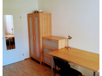 Sunny room in central flat with balcony and nice flatmates:) - WGs/Zimmer