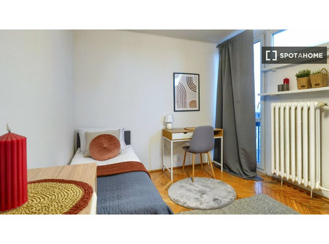 Room for rent in 3-bedroom apartment in Mirów, Warsaw - 出租