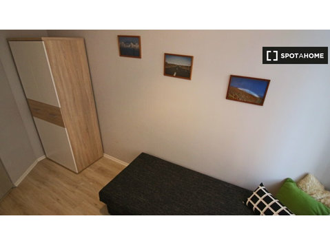 Poznan, Wilda'da 10 yatak odalı dairede kiralık oda - Kiralık
