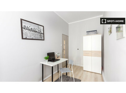 Zimmer zu vermieten in 10-Zimmer-Wohnung in Wilda, Posen - Zu Vermieten