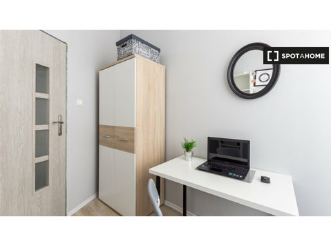Room for rent in 10-bedroom apartment in Wilda, Poznan - Ενοικίαση