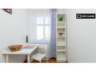 Room for rent in 3-bedroom apartment in Poznan - Аренда