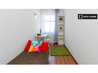 Room for rent in 3-bedroom apartment in Poznan - השכרה