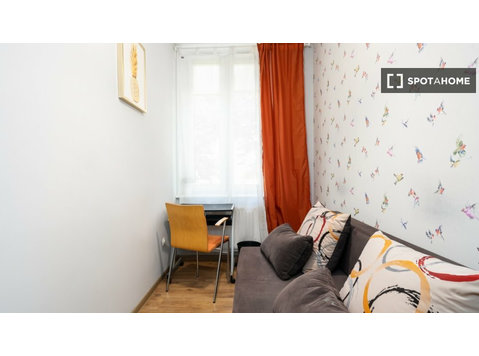 Poznan, Łazarz'da 5 yatak odalı dairede kiralık oda - Kiralık