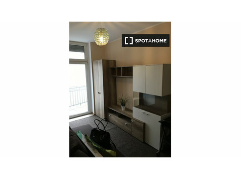 Room for rent in 5-bedroom apartment in Łazarz, Poznan - Til leje
