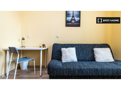 Quarto para alugar em apartamento de 5 quartos em Poznan - Aluguel