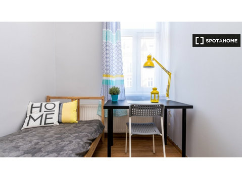 Room for rent in 5-bedroom apartment in Poznan - Til Leie