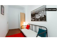Room for rent in 5-bedroom apartment in Poznan - الإيجار